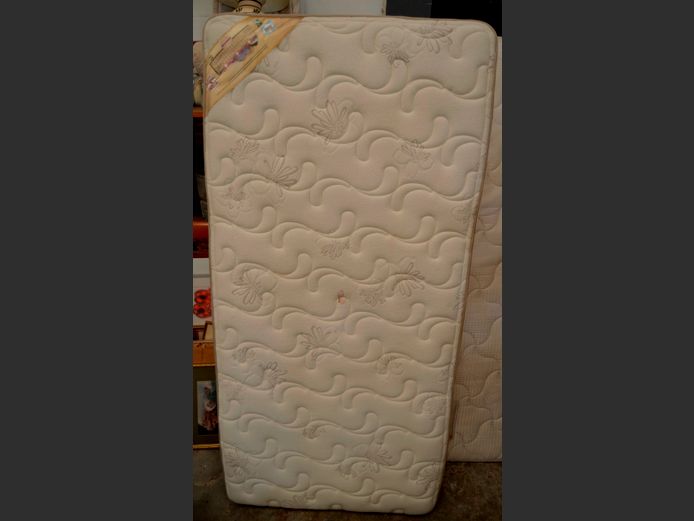 SEALY POSTUREPEDIC SINGLE MATTRESS [Needs a clean]