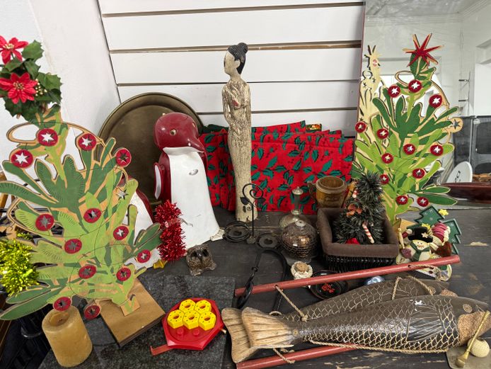 Lot of Christmas placemats and other decor