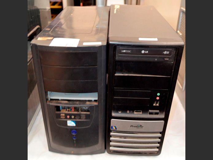 LOT: 2 x DESKTOP COMPUTERS [Dead]