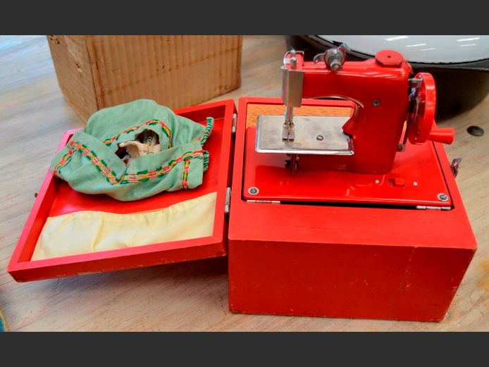 MINI SEWING MACHINE IN CASE [Untested]