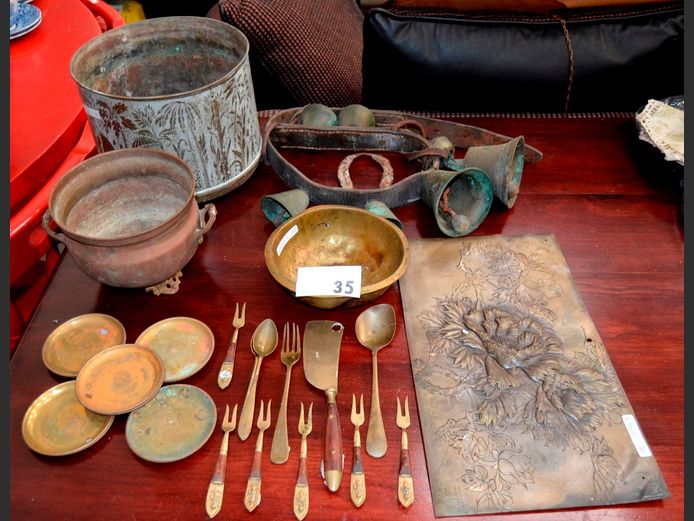 COLLECTION VINTAGE BRASSWARE: PLANTER, COASTERS, FORKS, etc