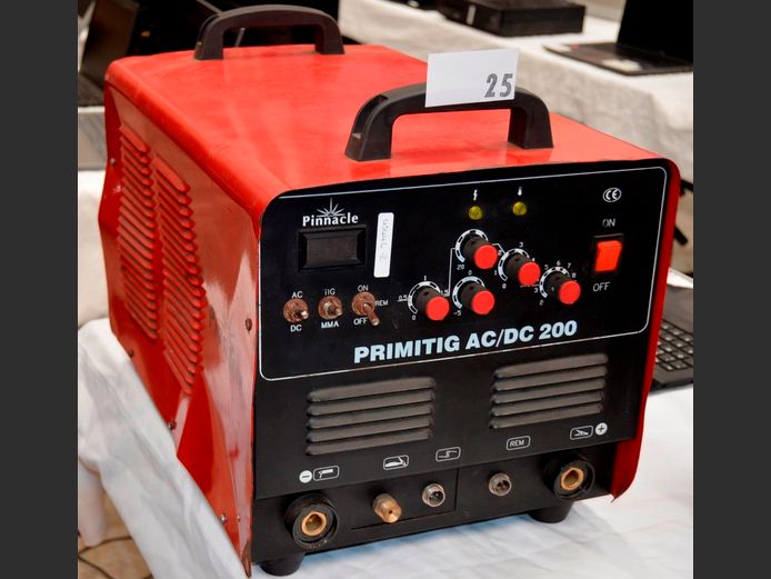 PINNACLE 200 AMP INVERTER WELDER [Switches on, Untested further]