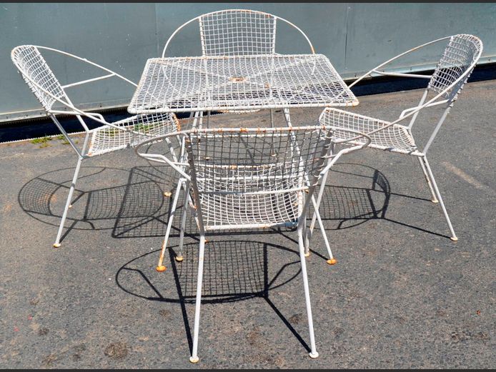 MID-CENTURY METAL MESH PATIO TABLE WITH 4 MATCHING CHAIRS, 77 x 77 x 63cm [Some rust]