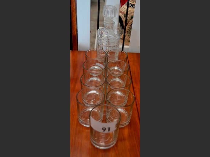GLASS DECANTER WITH STOPPER & 9 TUMBLERS