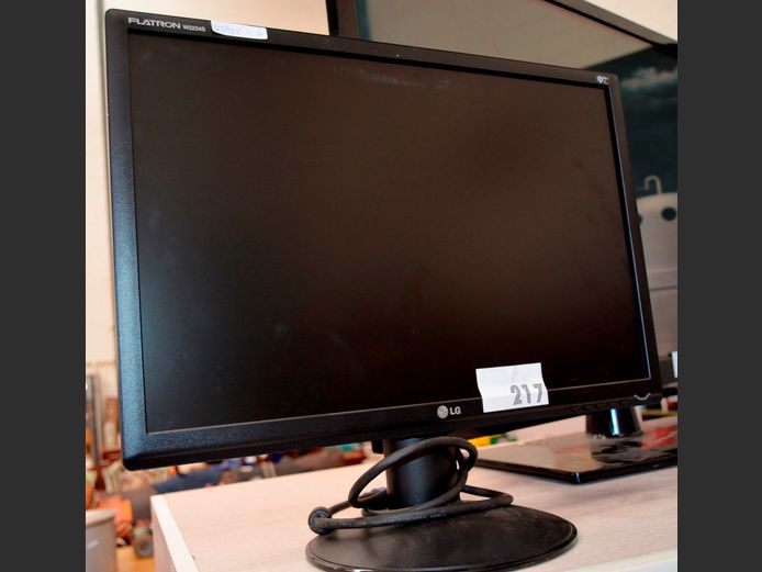 LG FLATRON 22" LCD MONITOR [Switches on]