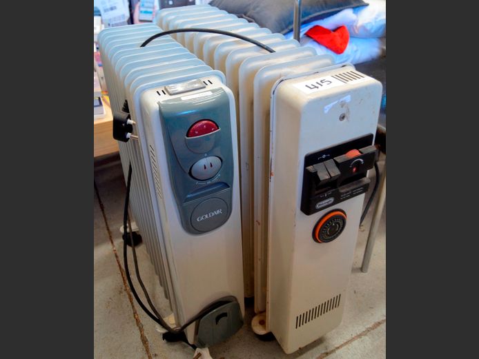 LOT OF 2 OIL HEATERS: DELONGHI & GOLDAIR [Switch on, untested further]