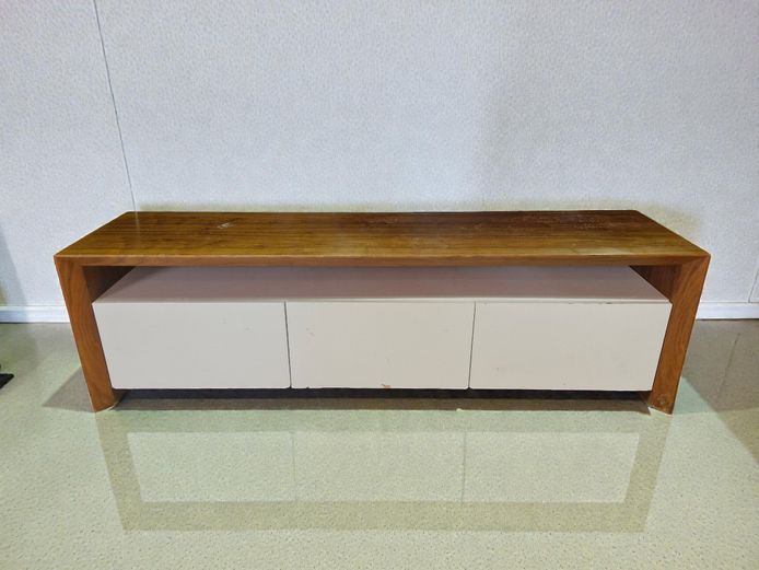Modern Minimalist Two-Tone Plasma Stand
