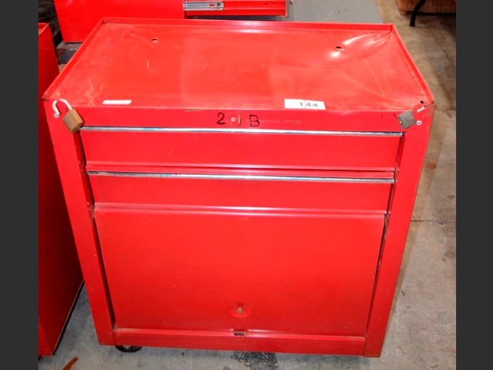 RED METAL TOOL TROLLEY, 68 x 36 x 77cm [Top dented]