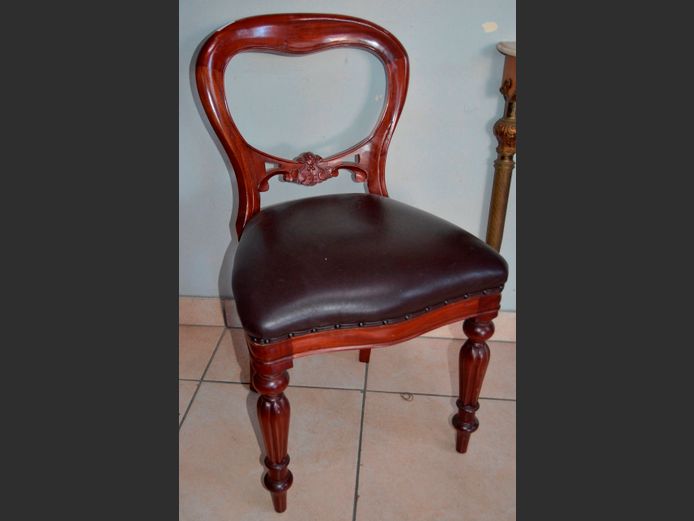 VICTORIAN MAHOGANY BUSTLE BACK CHAIR WITH BROWN LEATHER SEAT