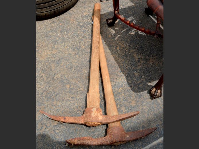 LOT: 2 x PICK AXES [rusty]