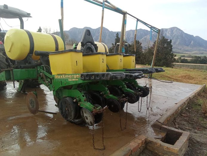 John Deer emerge plus Vacumeter 4 ry mielieplanter | Oewerzight boerdery
