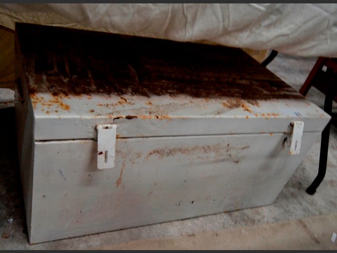 CREAM METAL TRUNK WITH CONTENTS, 81 x 47 x 38cm [Rusted]
