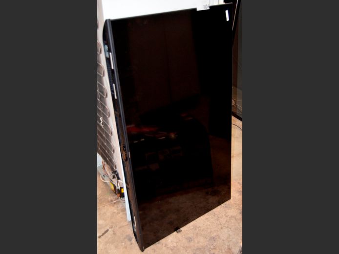 HISENSE 50" L.E.D. TV [Switches on, screen cracked] ### LICENCE PLEASE ###