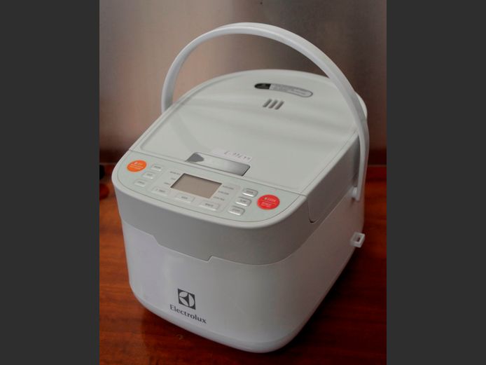 ELECTROLUX ELECTRIC RICE COOKER [Switches on]