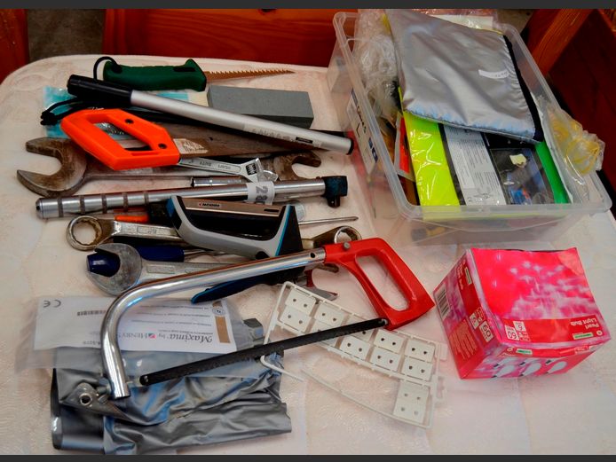 SPANNERS, SCREWDRIVERS, PLIERS, ALLEN KEYS, TORQUE WRENCH, etc