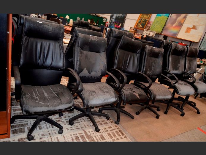 SET OF 6 BLACK LEATHER TOUCH SWIVEL OFFICE CHAIRS [Peeling]