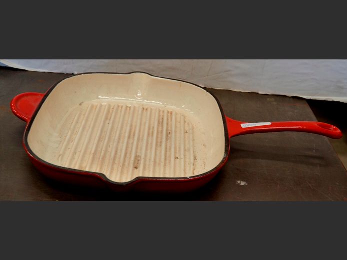 RED CAST IRON GRIDDLE PAN, 29 x 29cm