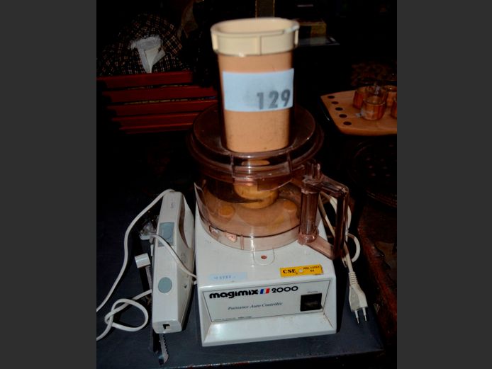 MAGIMIX 2000 FOOD PROCESSOR & AN ELECTRIC CARVING KNIFE [Switch on]
