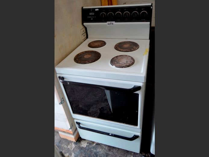 DEFY KITCHENAIRE 621 4-PLATE STOVE WITH OVEN [Untested]