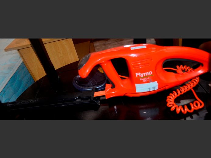 FLYMO EASYCUT 420 ELECTRIC HEDGE TRIMMER [Switches on, untested further]