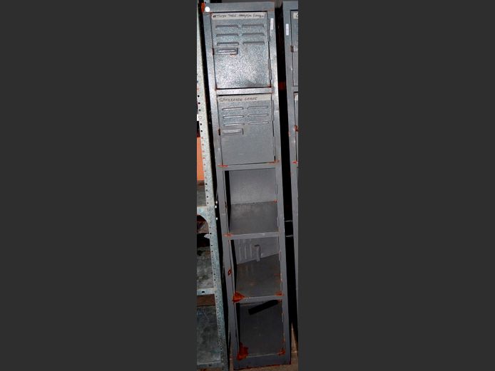 GREY METAL 5-DOOR STAFF LOCKER [2 Doors of but there, rusted in places]