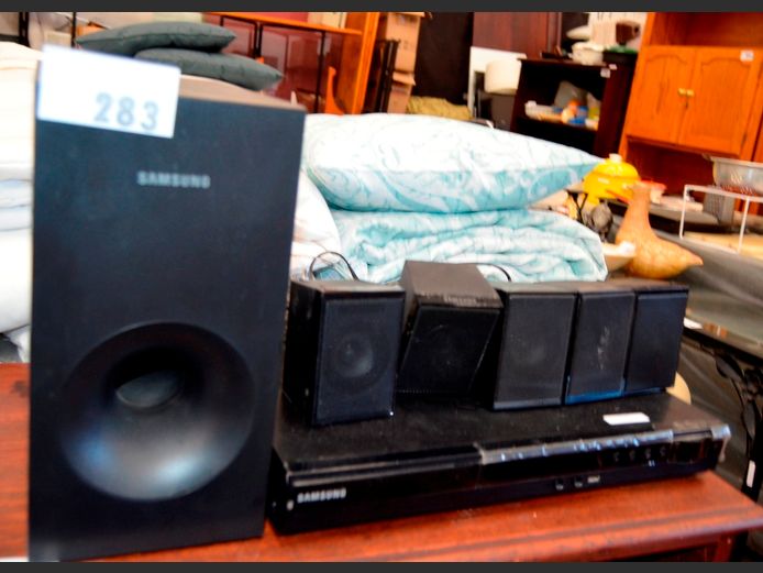 SAMSUNG DVD PLAYER WITH SUBWOOFER & SPEAKERS [Switch on, untested further]