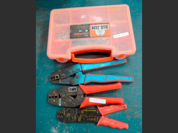 LOT: 3 x CRIMPING TOOLS WITH ASSORTED LUGS