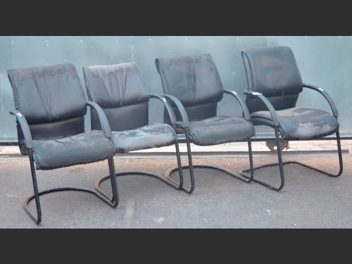 SET OF 4 BLACK SLEIGH BASE VISITOR'S CHAIRS [Peeling]