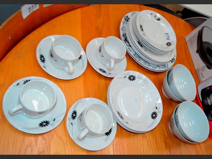 BLACK & WHITE 26-PIECE PART BREAKFAST SET