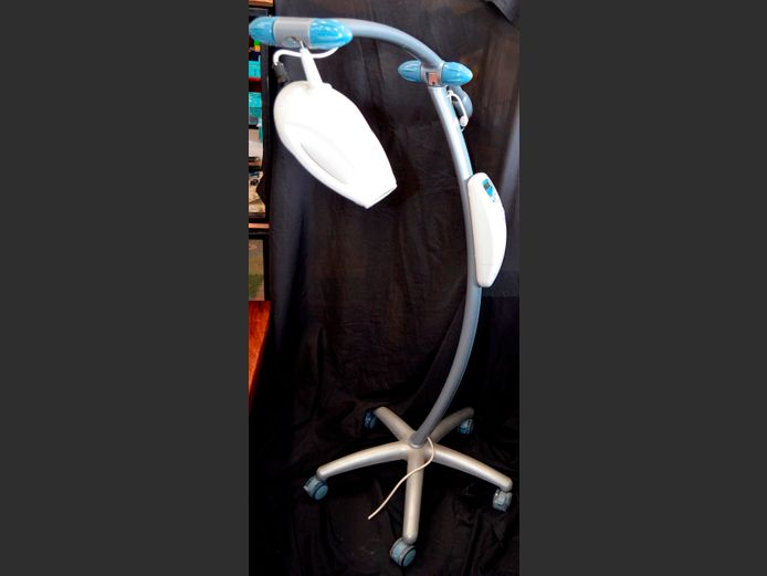 WALL MOUNT BLOOD PRESSURE MONITOR & A ZOOM DENTAL MACHINE [Untested]