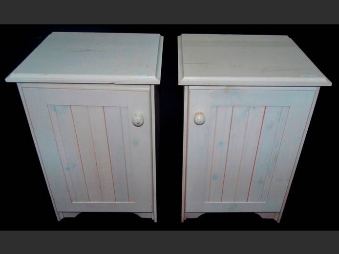 PAIR WHITE WASHED PINE SINGLE DOOR BEDSIDE PEDESTALS, 44 x 38 x 68cm