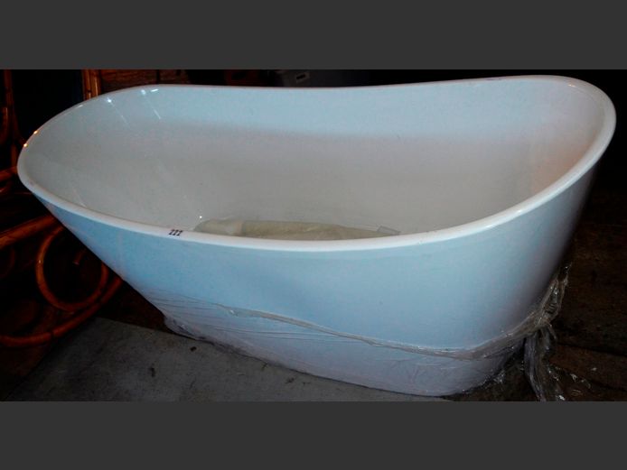 BIJOU WHITE GLASS FIBRE SLIPPER BATH, 170 x 73 x 68cm