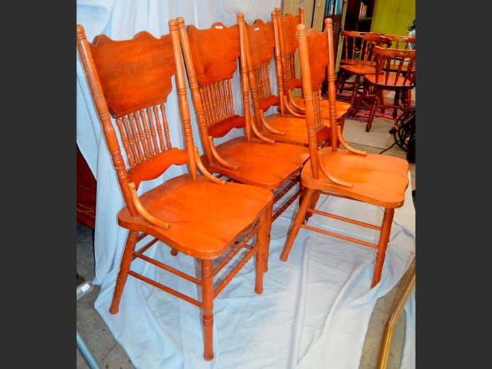 SET OF 5 COTTON WOOD SPINDLE BACK DINING CHAIRS, 134cm x 74cm High