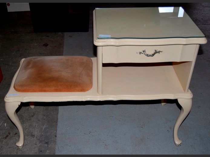 CREAM PAINETD TELEPHONE TABLE WITH GLASS TOP, 89 x 37 x 66cm
