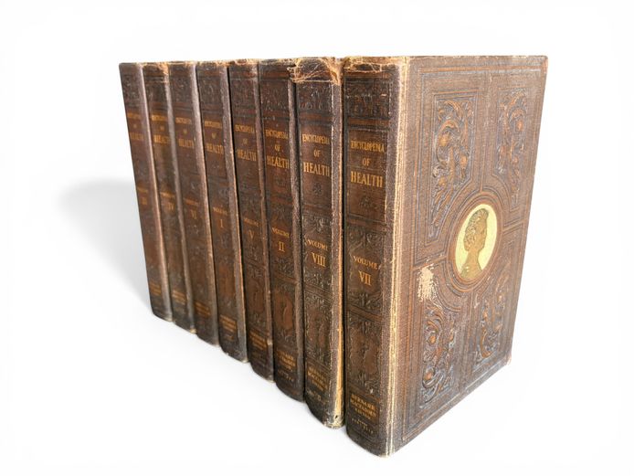 Set of vintage 8 Encyclopaedia of Health series - Decor Collection