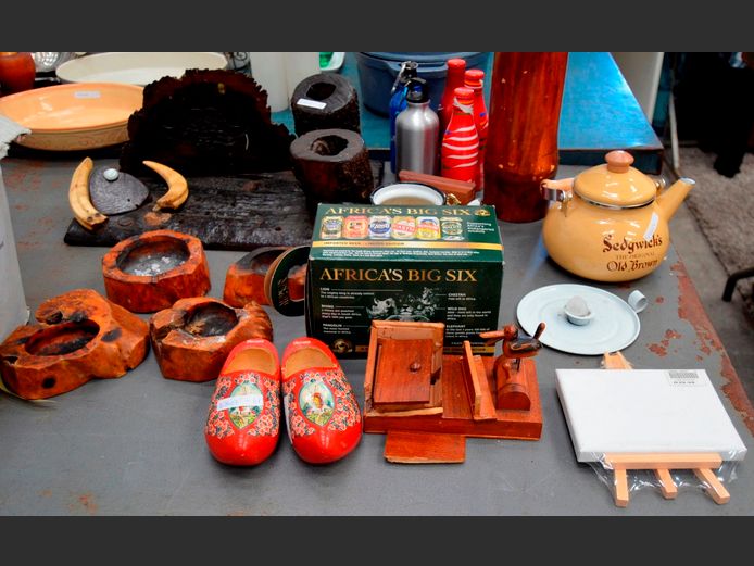 "SEDGWICKS" ENAMEL KETTLE, CLOG ORNAMENTS, etc