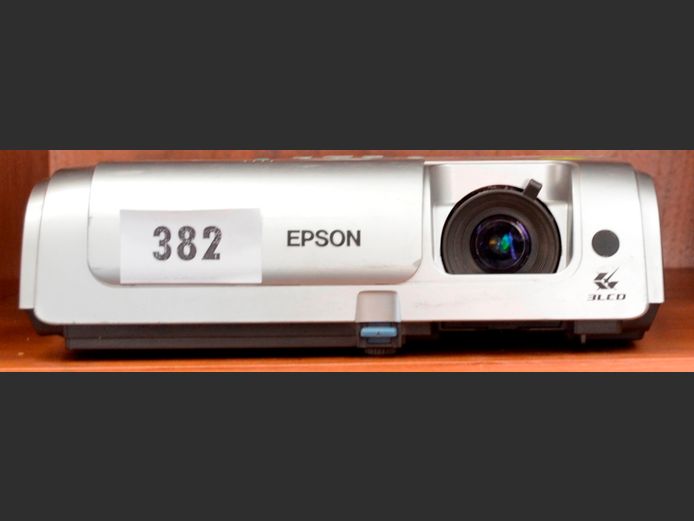EPSON PROJECTOR [Switches on]