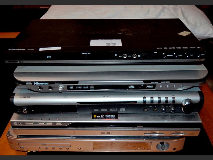 LOT OF 5 DVD PLAYERS: LG, TELEFUNKEN, HISENSE, etc [Switch on, faulty]