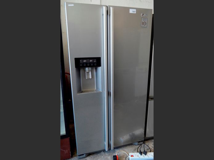 LG METALLIC FINISH SIDE-BY-SIDE FRIDGE FREEZER WITH WATER DISPENSER [Getting cold] [#: 425626048]