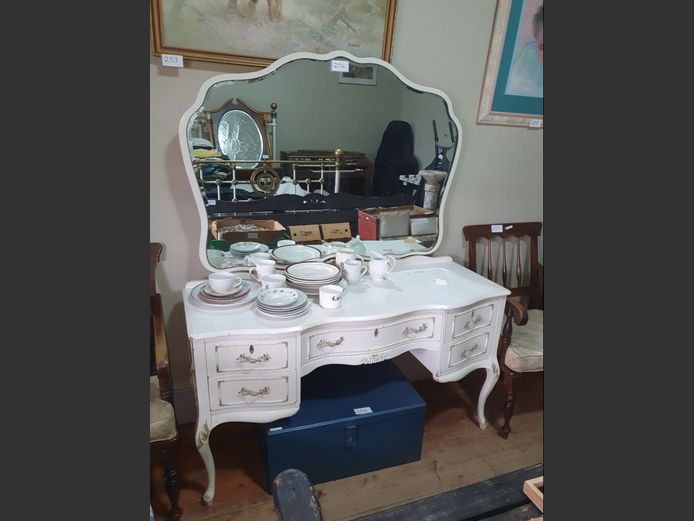 VICTORIAN 5-DRAWER DRESSING TABLE WITH BEVELLED MIRROR ON QUEEN ANNE FEET, 134 x 45 x 170cm