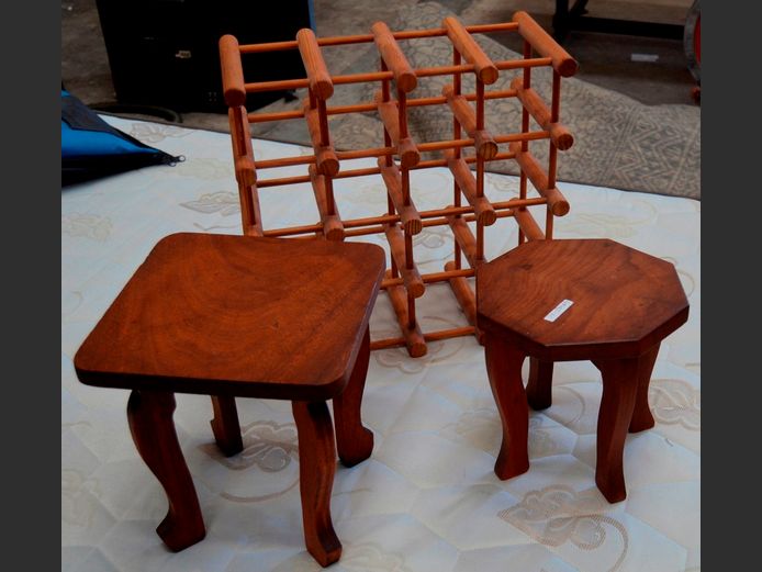 LOT: 2 x TEAK SIDE TABLES, 25 x 25 x 18cm & 23cm Diameter x 23cm High, & A WINE RACK, 42 x 20 x 41cm