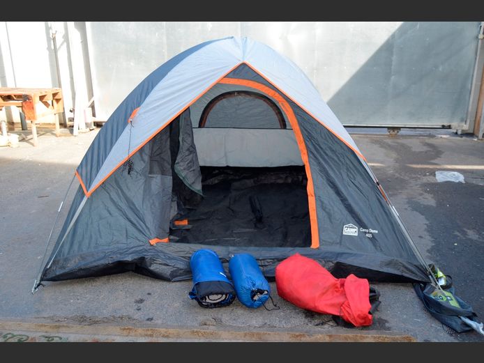 CAMPMASTER CAMPDOME 405 4-SLEEPER TENT, GROUND SHEET & 2 x SLEEPING BAGS