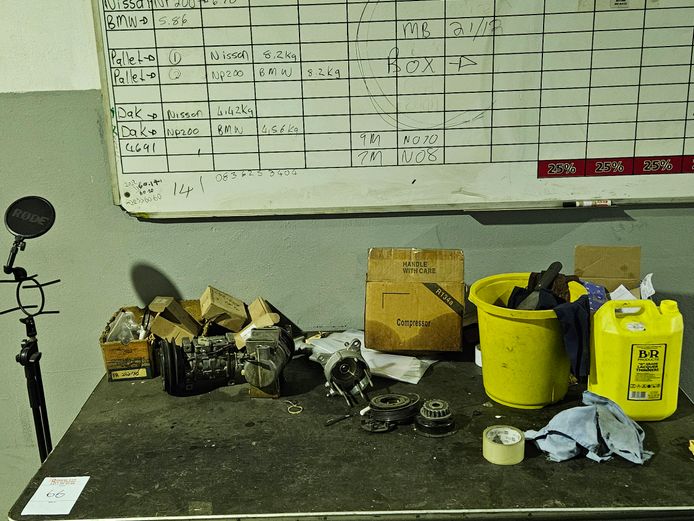 METAL WORKBENCH WITH MINOR ACCESSORIES AND BUCKETS STC