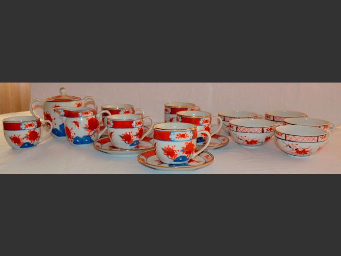 CHINESE 19-PIECE PART TEA SET & SET OF 4 TEA CUPS