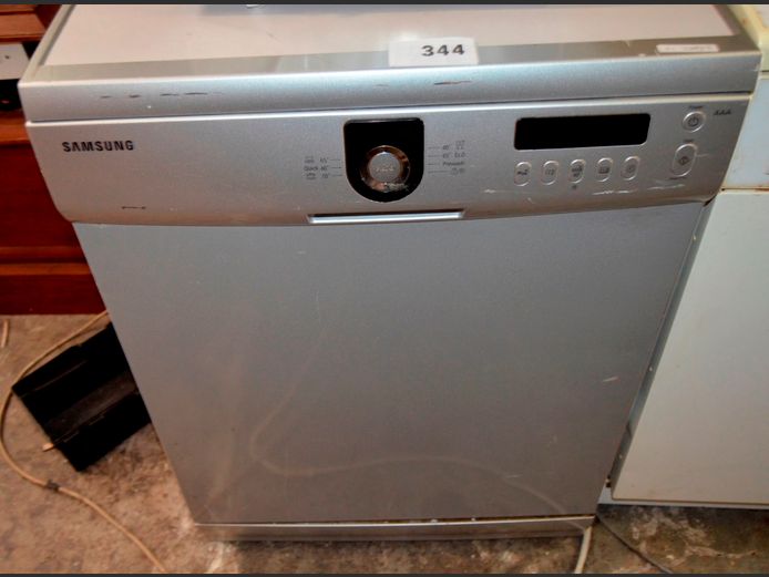 SAMSUNG METALLIC FINISH DISHWASHER [Switches on]