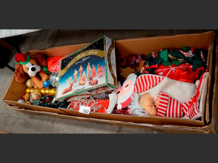 LOT: CHRISTMAS DECORATIONS