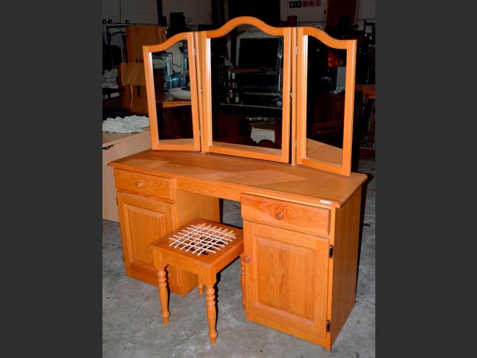 OAK BEDROOM SUITE: DRESSING TABLE WITH MIRRORS, 138 x 43 x 153cm, & HEADBOARD WITH PAIR PEDESTALS, 50 x 43 x 60cm