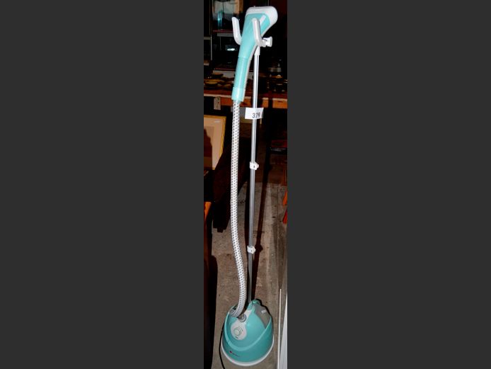 GARMENT STEAMER [Switches on]
