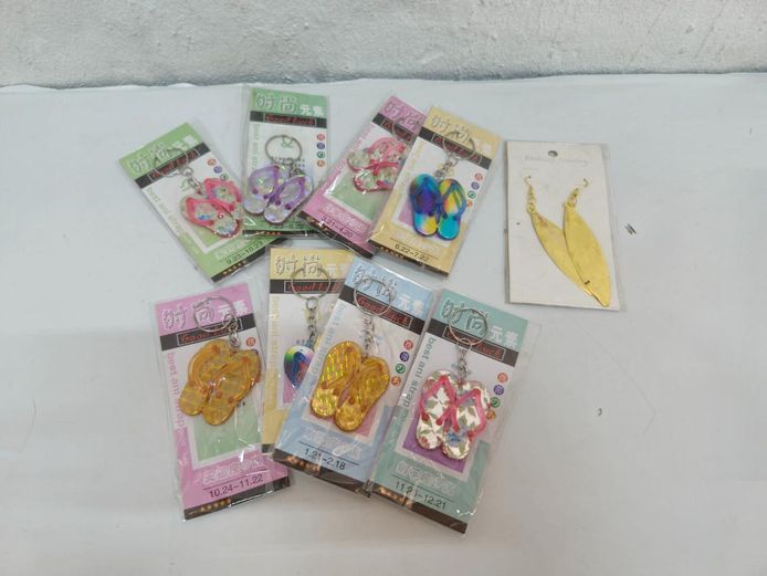 Novelty Flip-Flop Keychains & Gold-Tone Leaf Earrings