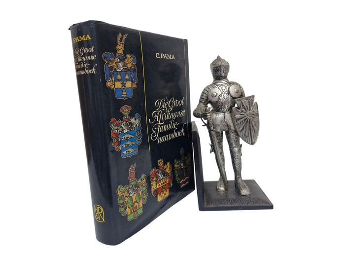 Vintage Knight Bookend Set & Die Groot Afrikaanse Familienaamboek